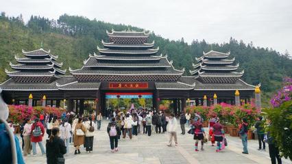 【三全育人】獨(dú)秀踐知:歷史文化與旅游學(xué)院旅游與酒店管理系開展程陽八寨實(shí)地考察活動(dòng)